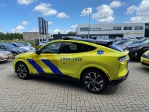 Volledig elektrische Mustang Mach-E ingezet als ambulance-lesvoertuig bij rijopleidingen Broeder de Vries