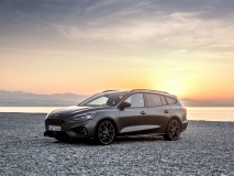 FORD_2019_FOCUS_ST_Wagon_Magnetic_02